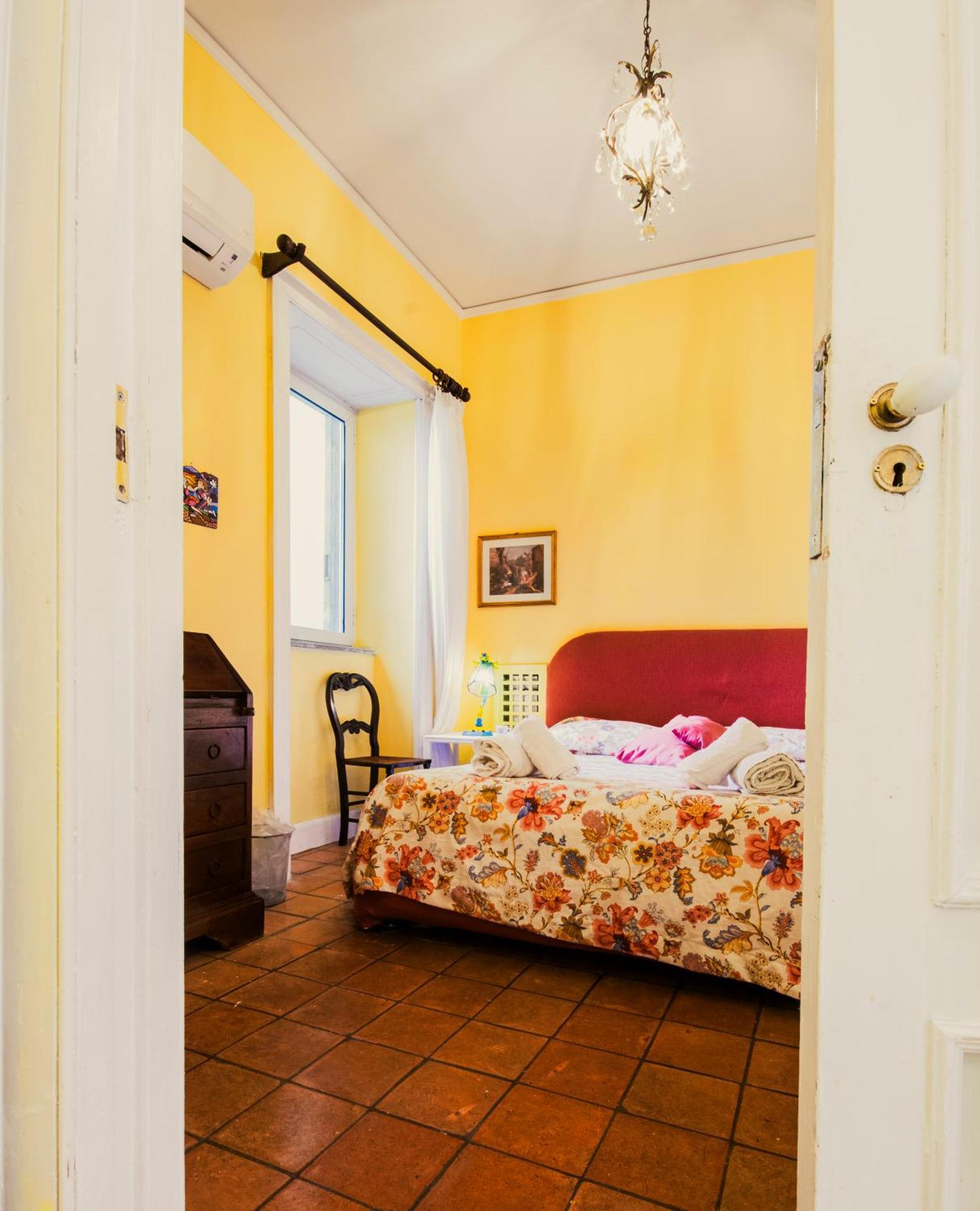 Guest house Ma Maison Shared In Chiaia 1 Naples